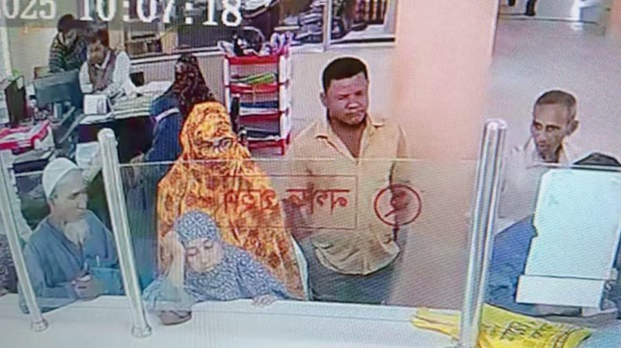 ‘টাকাগুলো জাল, পাল্টে দিচ্ছি’ বলে ব্যাংকের ভেতর থেকে গ্রাহকের টাকা নিয়ে উধাও